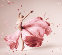 Saténový sen: Odvažte se zářit ve svatebních šatech plných luxusu a elegance